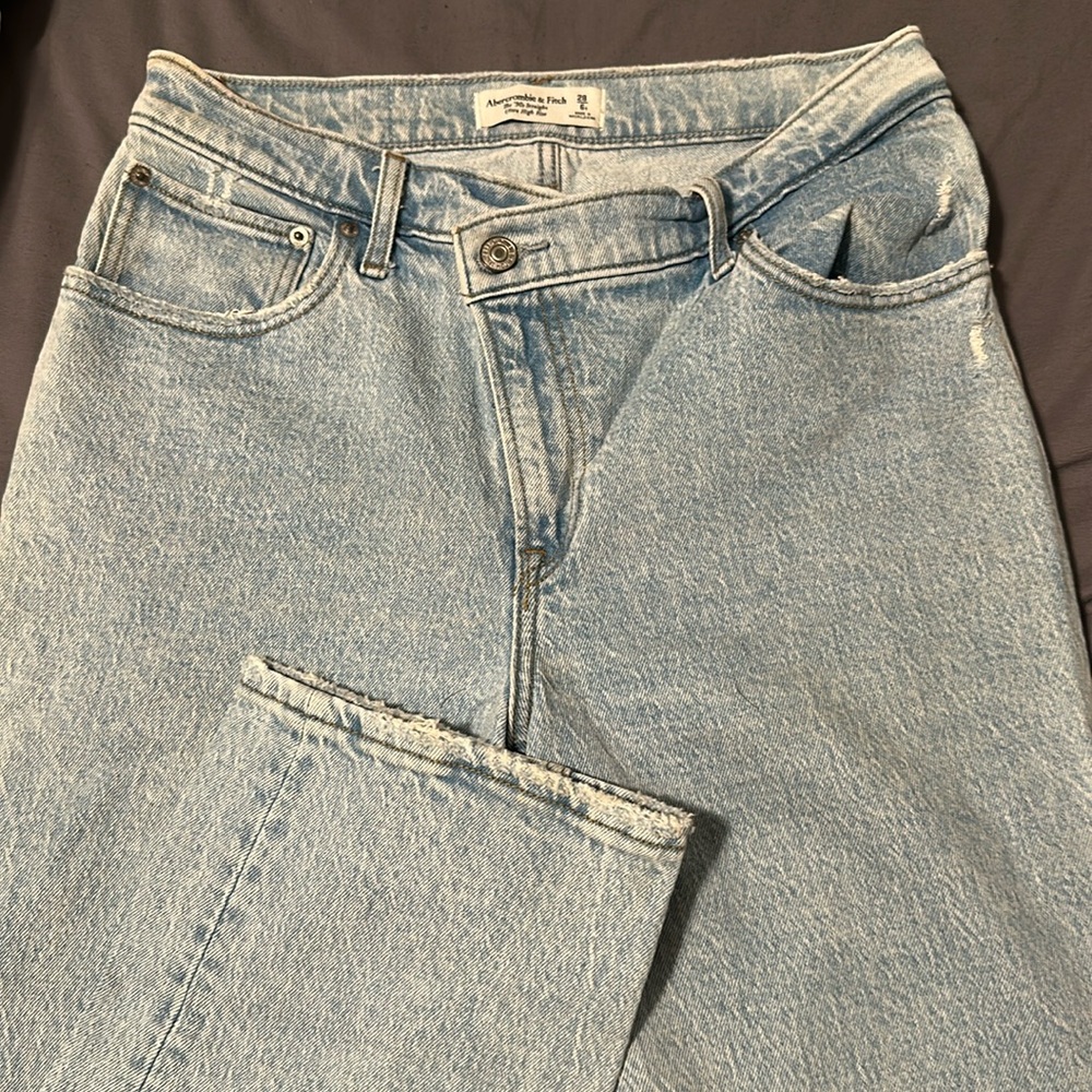 Abercrombie 90s straight ultra high rise asymmetrical